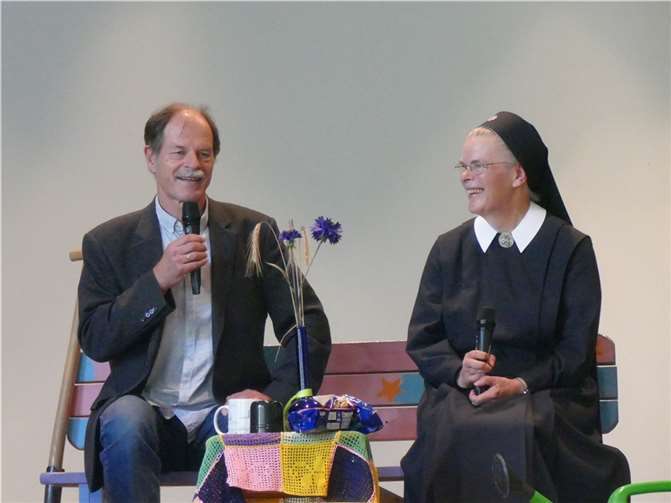Überraschungsgast, Zwillingsbruder Wilfried Röhrig, präsentierte er ein selbst geschriebenes Lied, bei dem alle mitgestikulierten und mittanzten. Foto: privat