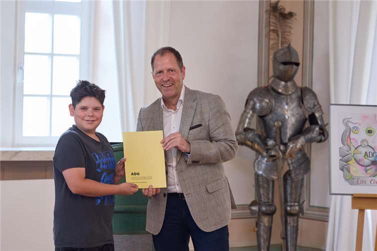 Überraschungsmoment für Hobbygärtner und Müllabfuhr-Fan Michael Heinen (zwölf Jahre): Zusätzlich zu seinem Preisgeld in Höhe von 750 Euro überreicht ADG-Vostandsvoritzender Boris Nannt einen Gutschein für ein Praktikum im Hausmeister-Team von Schloss Montabaur.