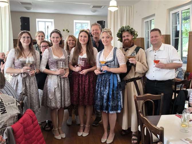 Überraschungsmomente brachten Thomas Kagelmann mit seinem Akkordeon sowie hoher Besuch: Weinkönigin Cosima von Rheinbrohl und Hammerstein mit ihren Weinprinzessinnen Esther und Maike sowie Weinkönigin Lea und Bacchus Florian aus Leutesdorf.  Foto: privat