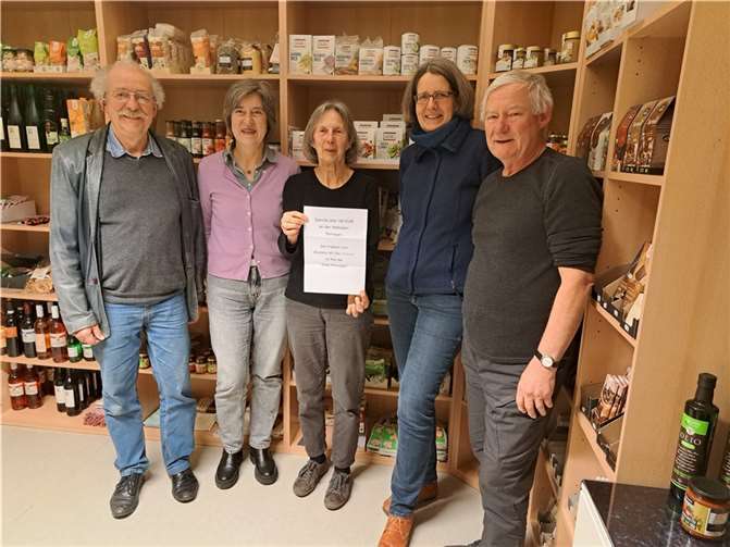 Überreichen der Spende von Vertreter*innen der Grünen Stadtratsfraktion an den Weltladen. v.li. Frank Bliss, Bettina Fellmer, Walburga Greiner, Silke Olesen, Volker Thehos. Foto: Bettina Fellmer
