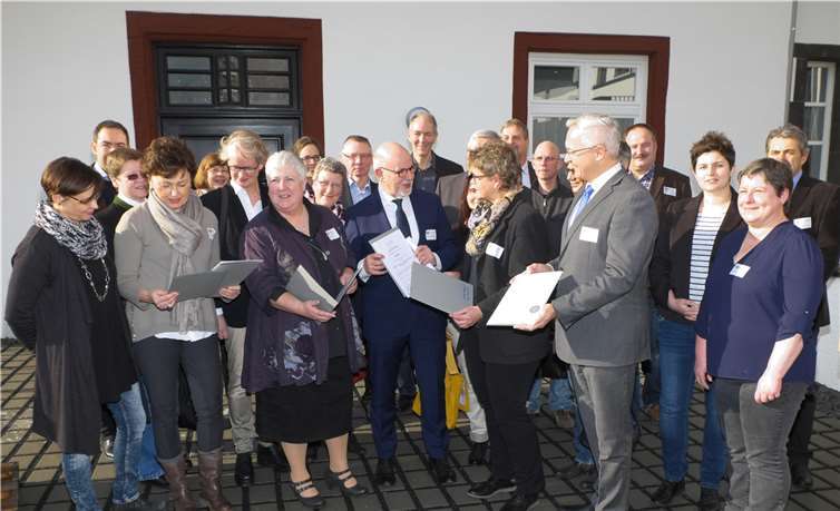 Überreichen die Urkunden an die Kliniken (vordere Reihe, v.r.): Erster Kreisbeigeordneter Achim Hallerbach, Bärbel Jungbluth, Hygienefachkraft beim Kreisgesundheitsamt, Professor Dr. Dr. Exner, Claudia Rösing, ärztliche Koordinatorin des mre-Netzes, und Dr. Hilde Hamm, stellvertretende Leiterin des Kreisgesundheitsamtes.privat