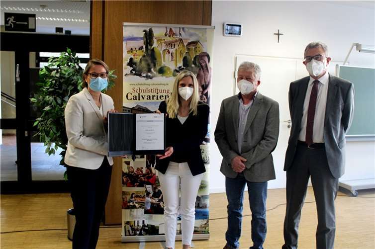 Überreicht durch RLP-Bildungsministerin Stefanie Hubig (links) und Ulrich Dexheimer (Vorstandssprecher Investitions- und Strukturbank Rheinland-Pfalz, rechts) erhielt die Schulstiftung Calvarienberg, vertreten durch Dr. Annette Gies (zweite von links) und Gerald Charlier (dritter von links) aus dem „Digital Pakt Schule“ die Fördersumme von 364.464,52 Euro. Foto: DU