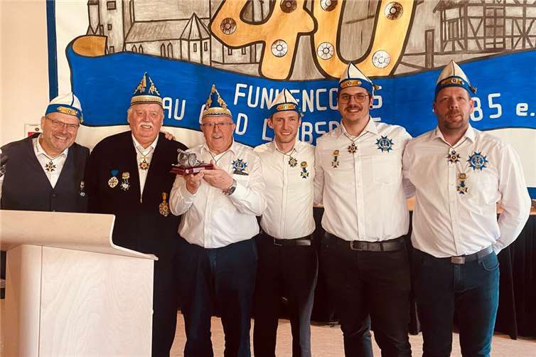 Überreicht vom GF-Vorstand und dem Ehrenkommandanten Hans-Georg Preiß (2. links), erhielt Günter Frevel (3. von links) für seine jahrelange Unterstützung die Stimmungskanone.Fotos: privat