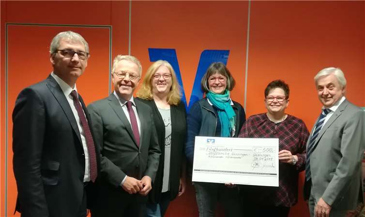 Überreicht wurde die Spende von Elmar Schmitz, Vorstandsvorsitzender der Volksbank RheinAhrEifel (2.v.li.), Vorstandsmitglied Sascha Monschauer (li.), Karl Mohr, Direktor des Regionalmarktes MittelrheinMosel (re.) sowie Michaele Deisen, Leiterin der Filiale Winningen (2.v.re.) an Sabrina Blum (3.v.li.) und Ida Saas (2.v.re.) vom Verein Dorffamilie Winningen.Foto: Privat