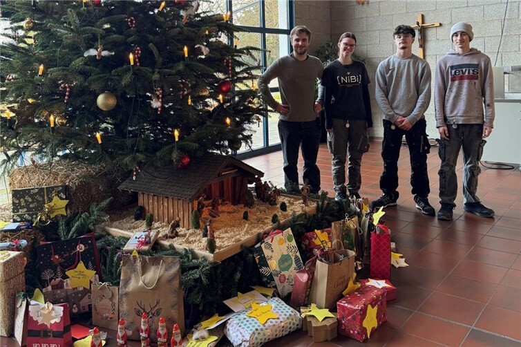 Überreicht wurden die Präsente von vier der Niesmann+Bischoff Azubis.