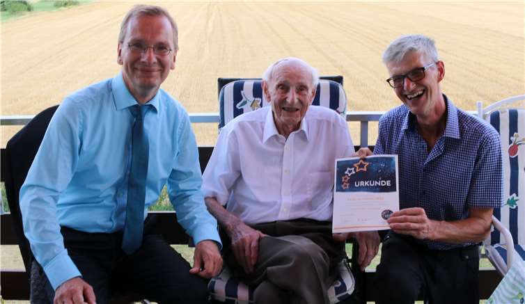 Überreichten gemeinsam die erste Patenschaftsurkunde für einen Sinziger Sternenbogen: Bürgermeister Andreas Geron und AG Vorsitzender Reiner Friedsam mit dem rüstigen Jubilar Paul Glasmachers.  privat