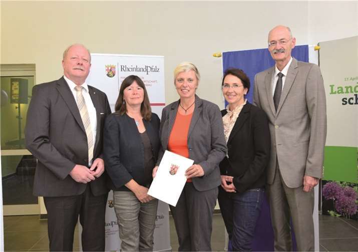 Überreichung der Anerkennungsurkunde: Stellvertretender LAG-Vorsitzender Weinbaupräsident Rolf Haxel (v.l.), Staatsministerin Ulrike Höfken, LAG-Vorsitzende Bürgermeisterin Christiane Horsch, stellvertretende LAG-Vorsitzende Annette Köwerich und LAG-Regionalmanager Helmut Ulmen. privat