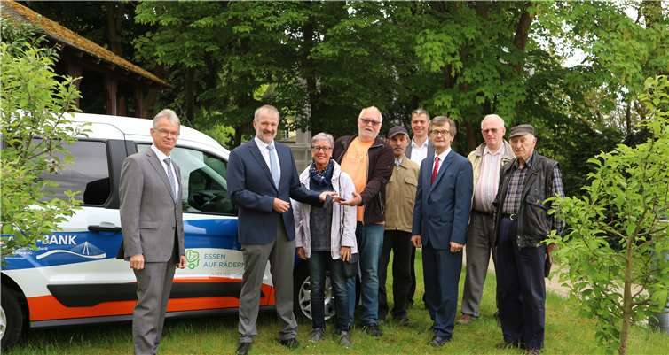 Überreichung der Autoschlüssel durch den Leiter der VR-Bank Geschäftsstelle Linz an die ehrenamtlichen Kräfte am Seniorenheim.privat