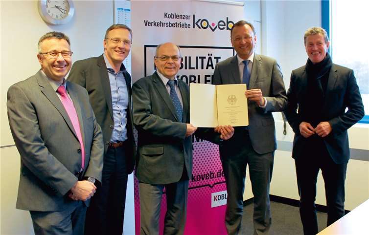 Überreichung der Bewilligung der Fördergelder des Ministeriums für Verkehr und digitale Infrastruktur für die dynamische Fahrgast-Information durch MdB Josef Oster und MdB Detlev Pilger an die Geschäftsführer der Koblenzer Verkehrsbetriebe, Hansjörg Kunz und Jürgen Czielinski, sowie Betriebsleiter Bernd Reeb. V.li. Bernd Reeb, Hansjörg Kunz, Jürgen Czielinski, Josef Oster und Detlev Pilger.Quelle: Stadt Koblenz