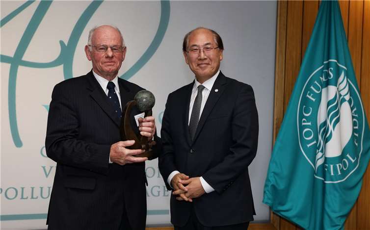 Überreichung der Bronzeskulptur durch Kitack Lim (rechts), Generalsekretär der IMO, an Dr. Reinhard H. Ganten. Daniel Turner/IOPC Funds