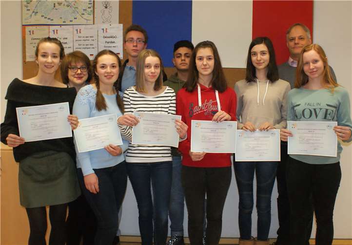 Überreichung der DELF-Zertifikate an die Schüler/-innen.privat