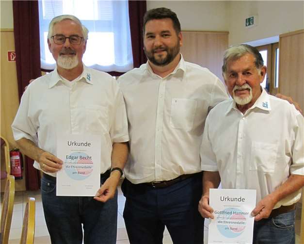Überreichung der Ehrenmedaille am Bandan Edgar Becht, Schatzmeister, (li.) und Gottfried Hammer,Geschäftsführer (re.) durch Mirko Menzenbach, Vorsitzender.