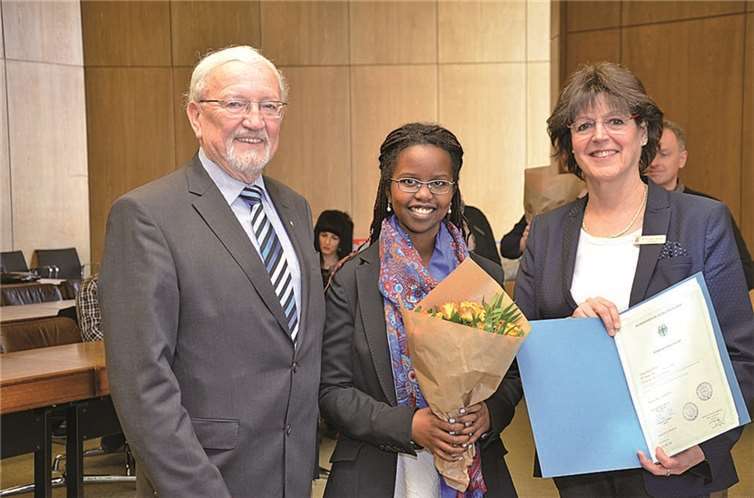 Überreichung der Einbürgerungsurkunde: (V.l.) Neubürgerbeauftragter Ludwig Neuber, Neubürgerin Sophie Kiarie und Kreisdirektorin Annerose Heinze. Rhein-Sieg-Kreis