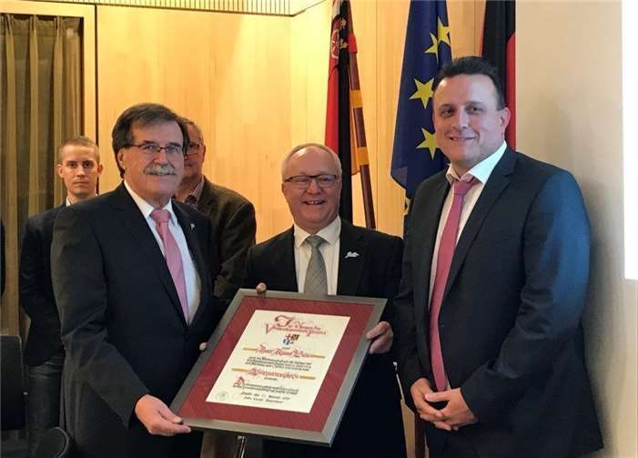 Überreichung der Ernennungsurkunde an den Bürgermeister Klaus Bell. privat