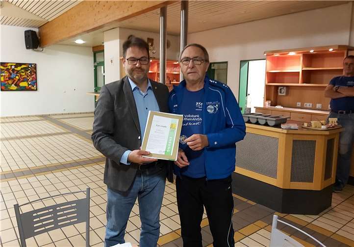 Überreichung der Goldenen Ehrennadel durch Micheal Röder, Leichtathletikverband Rheinland, Kreisvorsitzender Mayen-Koblenz, an Kurt Schüller, Abteilungsleiter Leichtathletik SV Urmitz.Foto: privat