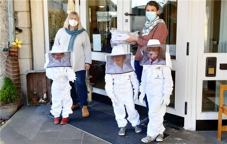 Überreichung der Imkerschutzanzüge für die Kindergartenkinder: (li.) Ute Hinkel (Leitung Kiga Bell) und (re.) Anna Wiederstein (1. Vorsitzende des Fördervereins) mit Kindern des Beller Kindergartens. Foto: privat