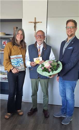Überreichung der Jubiläumsehrenamtskarte (v.l.): Katja Ackermann, Paul Giersberg, Beigeordneter Swen Christian.  Foto: Gemeinde Wachtberg/mf