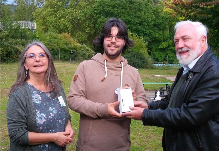 Überreichung der Kühlschrankspende durch Ignacio Campino von Unkel Tomorrow.