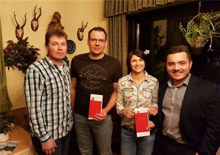 Überreichung der Parteibücher an die Neumitglieder Leon Bullinger und Olga Kneisler durch Florian Kohns und Andreas Zirwes.privat