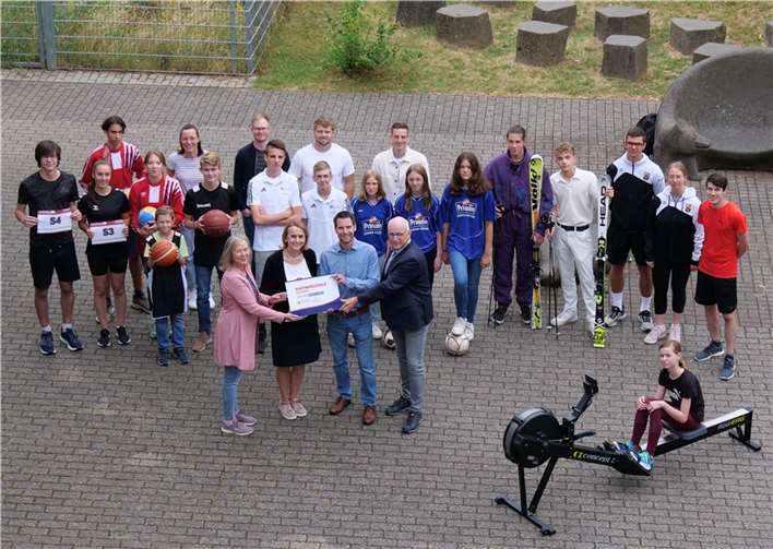 Überreichung der Plakette zur Partnerschule des Sports durch Katrin Riebke (v.l., LSB) und Stefan Kölsch (v.r., ADD) an Christiane Hofmann (2.v.l., Schulleiterin) und Timo Sesterhenn (3.v.l., Sportlehrer) sowie zahlreiche Repräsentanten des vielfältigen Schulsportangebotes unter der Leitung von Elke Krautz, Manuel Mohrs, Sascha Männchen, Tobias Uhrmacher, Jonas Weber.  Foto: Linda Olsinski