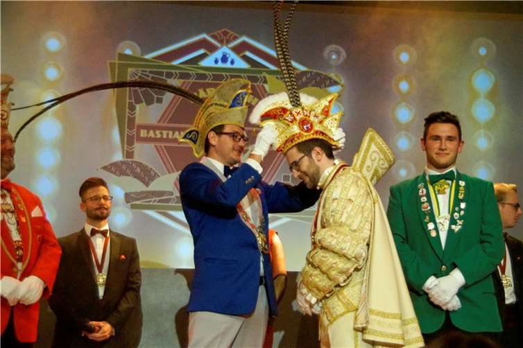 Überreichung der Prinzenkappe an den neuen Prinz Karneval.