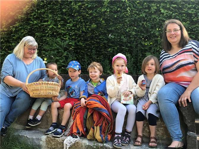 Überreichung der Sachspenden für die Kindergartenkinder: Ute Hinkel (Leitung Kiga Bell, li.) und Stefanie Mayer (1. Vorsitzende des Fördervereins, re.) mit Kindern des Beller Kindergartens.  Foto: privat