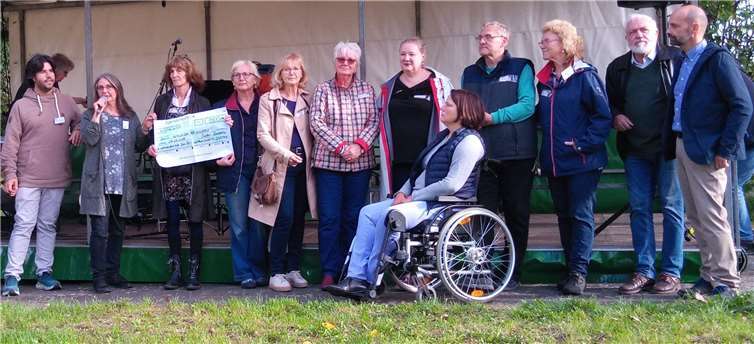 Überreichung der Spende von 1000 Euro durch Unkel Tomorrow. Fotos: K. Gallant