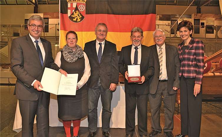 Überreichung der Sportplakette des Bundespräsidenten an den SV Urmitz. V.l.: Roger Lewentz, Sportminister RLP; Martina Kreienbrock, stellvertretende Schatzmeisterin; Klaus Höfer, Vereinsmanager und Gottfried Hammer.