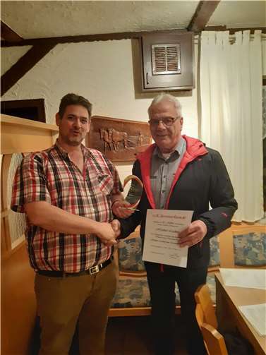 Überreichung der Urkunde an Ehrenmitglied Herbert Ludwig: (v.l.) Vorsitzender Markus Vetter und Jubilar Herbert Ludwig.  Foto: MGV CÄCILIA Horbach