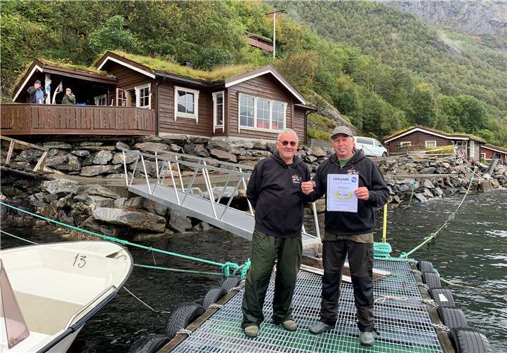 Überreichung der Urkunde und Nadel durch Vereinsmanager Klaus Höfer an Harald Kessler für 50-jährige Vereinszugehörigkeit in Norwegen.