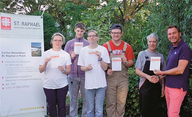 Überreichung der Urkunden und Ehrenabzeichen an die Teilnehmer Denise Baltes, Klaus Simon, Eric von Waldow, Marcel Hierl und Volker Gutje durch den Einrichtungsleiter Frank Mehnert. (v.l.n.r). privat