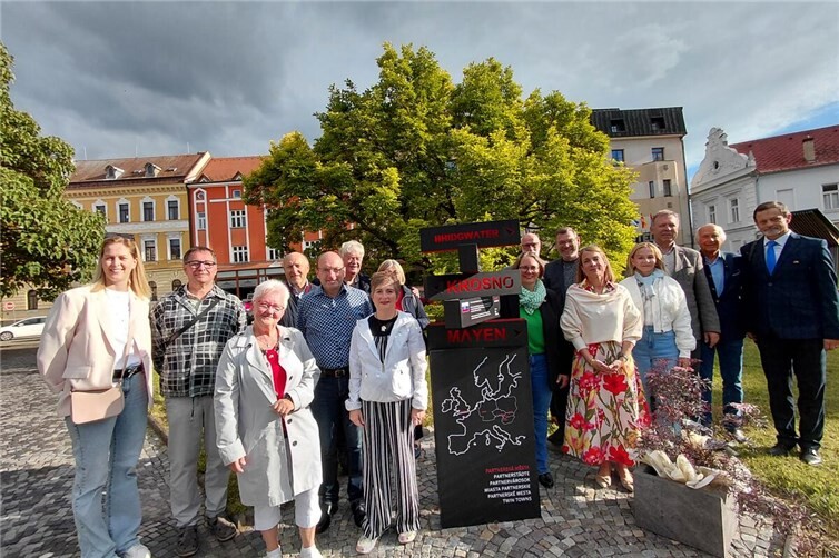 Überreichung des Gastgeschenks – ein aus Mayener Basalt gefertigter Pflanzkübel
