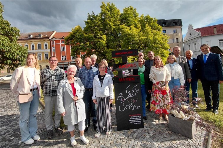 Überreichung des Gastgeschenks – ein aus Mayener Basalt gefertigter Pflanzkübel.
