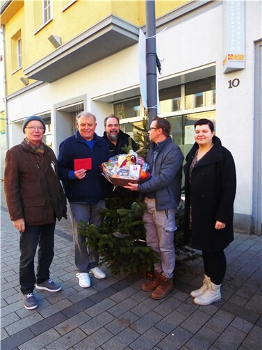 Überreichung des Präsentkorbes an das Team des Ambulanten Pflegedienstes Arbeiter-Samariter-Bund durch den Vorstand Leonhard Müller und Joachim Krüger.Foto: privat