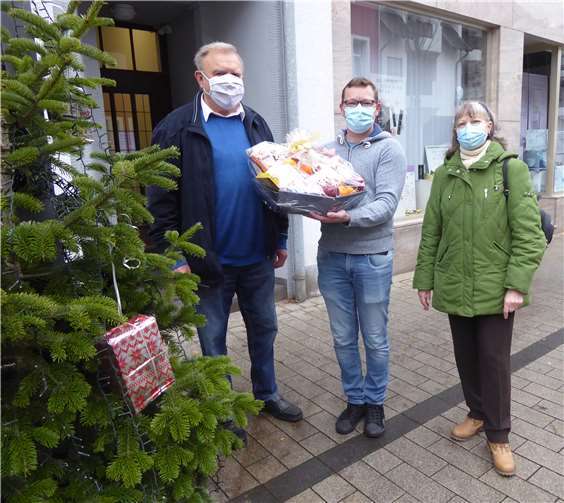 Überreichung des Präsentkorbes an den Ambulanten Pflegedienst des Arbeiter-Samariter-Bund. Fotos: privat