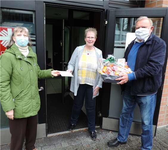 Überreichung des Präsentkorbes an den Ambulanten Pflegedienst der Caritas