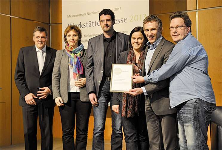 Überreichung des „exzellent“-Preises an die INTEC-Betriebe der Caritas Werkstätten Sinzig: v. l. Martin Berg (Vorstandsvorsitzender der BAG WfbM), Christine Haderthauer (Staatsministerium für Arbeit und Sozialordnung, Familie und Frauen und Mitglied des bayerischen Landtages), Frank Zenzen (Einrichtungsleiter der Caritas Werkstätten im Kreis Ahrweiler), Britta Lott (Abteilungsleiterin der Caritas Werkstätten Sinzig), Franz Josef Bell (Mitglied der Geschäftsführung), Andreas Maurer (Werkstattbeschäftigter Radicula).privat