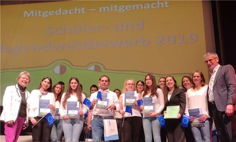 Überreichung des schulartübergreifenden Sonderpreises durch Marianne Rohde (LPB RLP) links außen und Landtagspräsident Hendrik Hering (rechts außen) an die BS BKM 17 a.Foto: privat