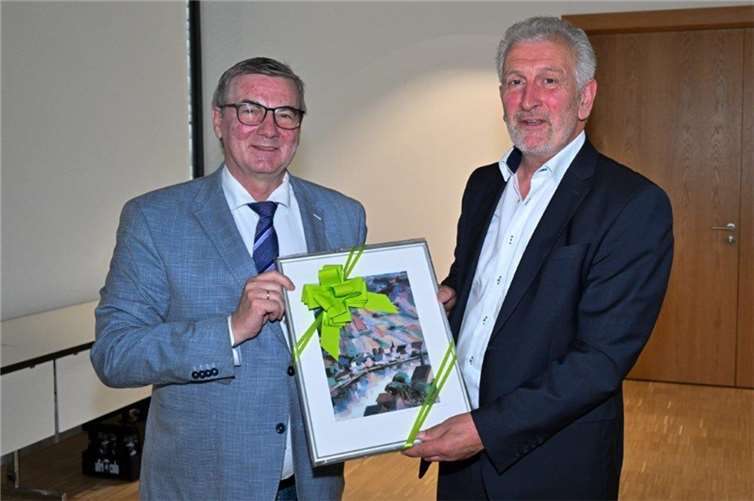 Überreichung eines Gemäldes von Landrat Dr. Alexander Saftig an Bürgermeister Bruno Seibeld.