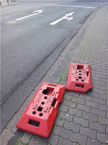 Überreste von Umleitungsbeschilderungen liegen in der der Weisser Gasse auf dem Fußgängerweg.  Foto: privat
