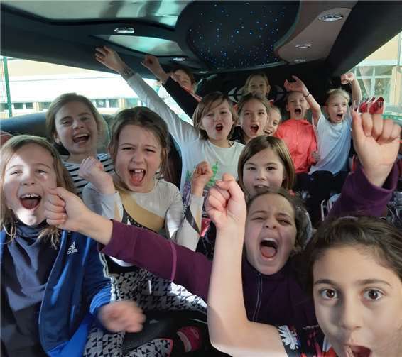 Überschwängliche Freude der siegreichen Mädels in der Limousine.