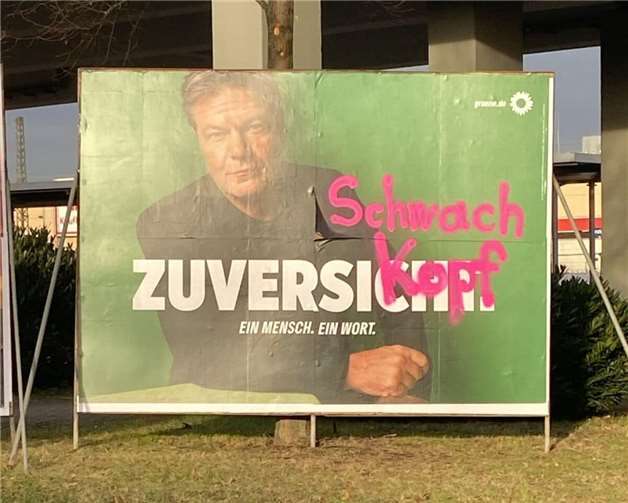 Übersprühtes Plakat am Bahnhof Sinzig.  Foto: Dr. Natalie Wendisch