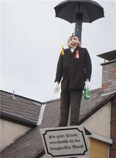 Überwachte das Kirmestreiben in Rheinbrohl: der Kirmesmann.