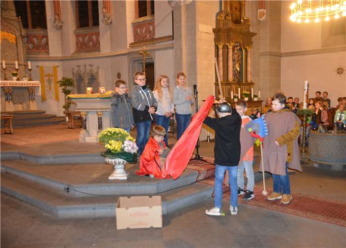 Überzeugendes Martinsspiel in Kempenichs Kirche: Hoffnung und Freudeschenken ist doch ganz einfach.Fotos: BE