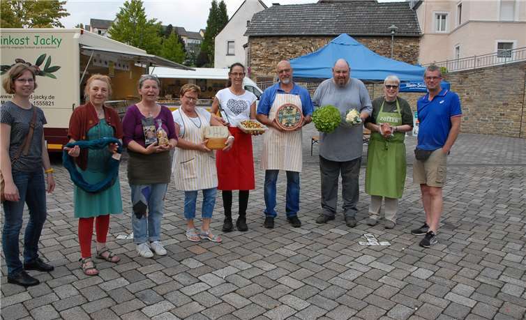 Überzeugte Marktmänner und -frauen: Diese Anbieter kommen gerne nach Höhr-Grenzhausen, wo sie von Margret Müller (li.) und Ulrich Gilles (re.) betreut werden. Fotos: KER