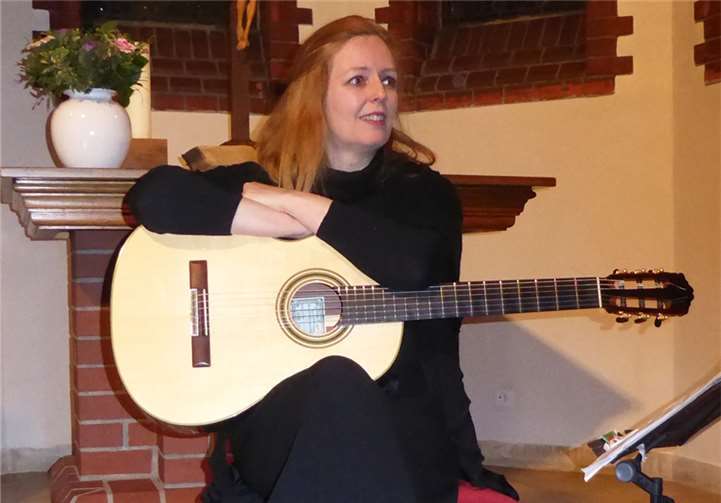 Überzeugte an der Gitarre mit ihrem deutschen Programm: Heike Matthiesen. privat