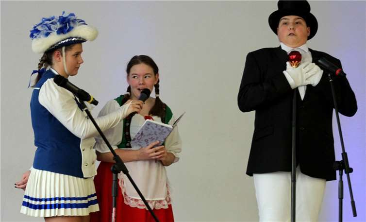 Überzeugten in der Bütt: Tara und Nico als ungleiches Paar.