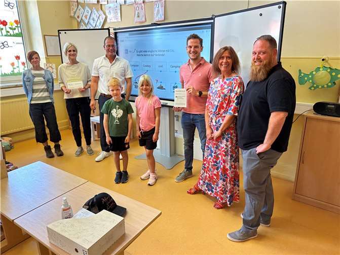 Überzeugten sich mit Schülerinnen und Schülern, dass in der Grundschule in Thür auch die 1. Klasse erstklassisch ausgestattet ist (v. l.): Tanja Retterath, IT-Beauftragte Grundschule Thür, Ellen Küpper, Leiterin Grundschule Thür, Jörg Lempertz, Bürgermeister VG Mendig, Lukas Ellerich, Ortsbürgermeister Thür, Ute Dernbach, Teilbereichsleiterin Familien, Schulen und Soziales VG-Verwaltung Mendig, und Peter Stein, IT-Administration und Benutzerservice VG-Verwaltung Mendig.  Fotos: VG-Verwaltung Mendig/Pauly