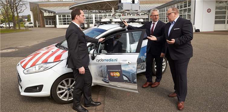 Überzeugten sich persönlich von den Autos, die die Panoramaaufnahmen im Netzgebiet machen: (v.l.) enm-Geschäftsführer Dr. Andreas Hoffknecht, evm-Vorstandsvorsitzender Josef Rönz und Cyclomedia-Geschäftsführer Michael Arthen. evm/Frey