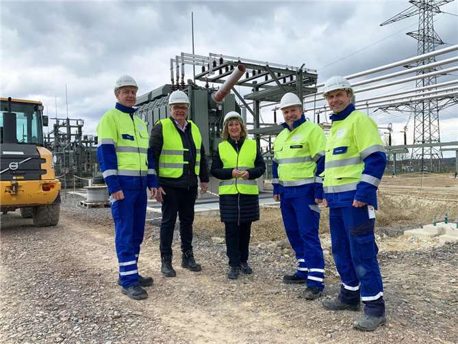 Überzeugten sich vom Baufortschritt der neuen Umspannanlage in Faid (v. l.): Michael Dötsch (Leiter des Regionalzentrums Rauschermühle), Stefan Thomas (Ortsbürgermeister von Faid), Anke Beilstein (Landrätin des Landkreises Cochem-Zell), Thomas Hau (Kommunalmanager von Westenergie) und Jörg Hammes (Projektleiter von Westnetz). Quelle: Westnetz